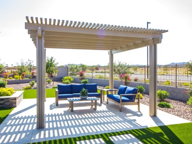 Pergola moderne avec mobilier de jardin extérieur.