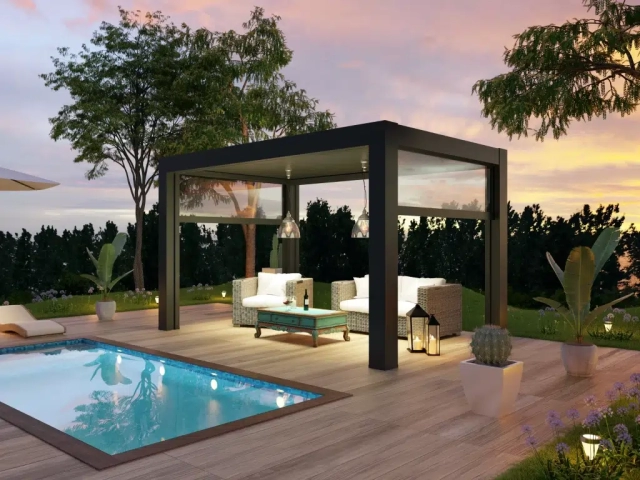Terrasse moderne avec piscine au coucher du soleil.